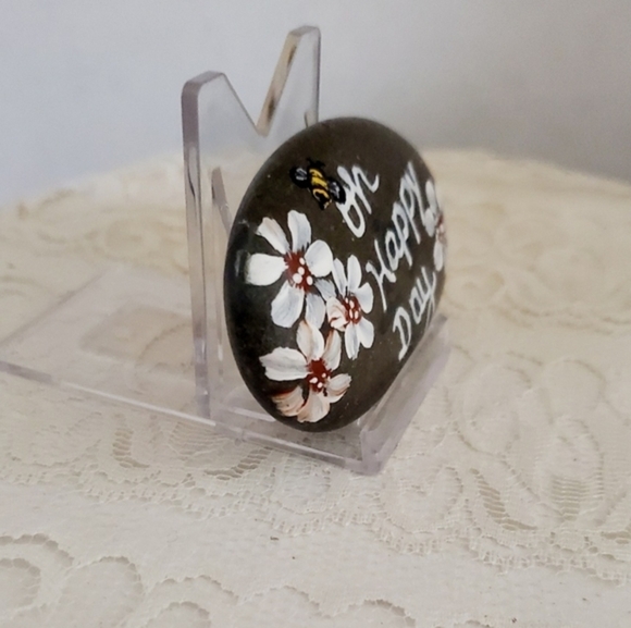 Painted Personalized Rock, Happy Day Rock with Daisies, Sentimental word rock - Picture 2 of 6